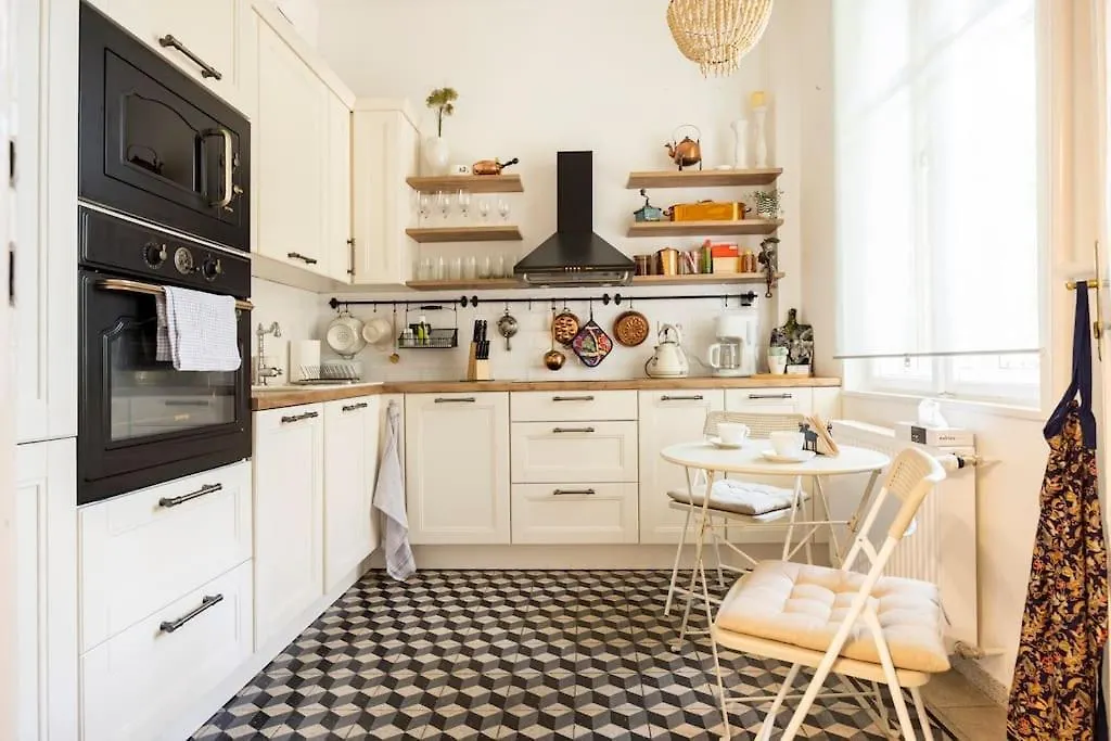 Central Relaxing Home 3Bdr A/C Budapest Apartment