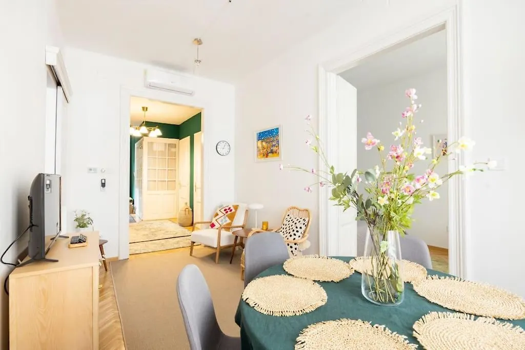 Central Relaxing Home 3Bdr A/C Budapest 0*,  Hungary