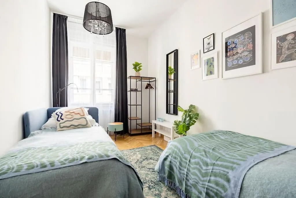 Central Relaxing Home 3Bdr A/C Budapest Apartment