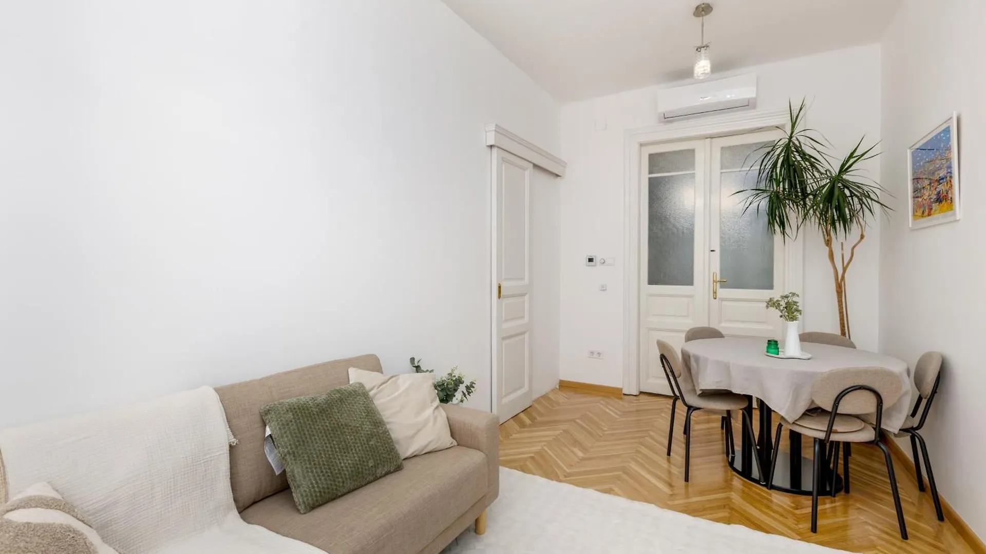 Central Relaxing Home 3Bdr A/C Budapest Apartment