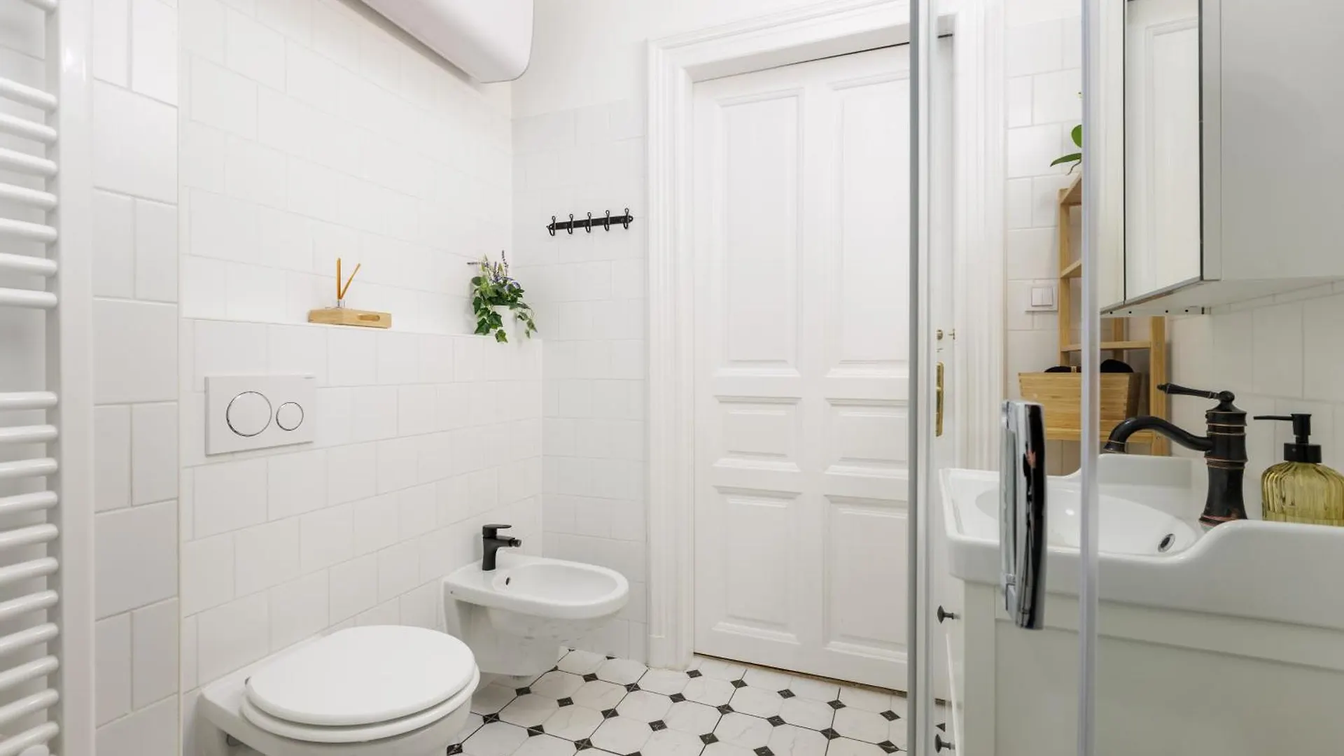 Central Relaxing Home 3Bdr A/C Budapest Apartment